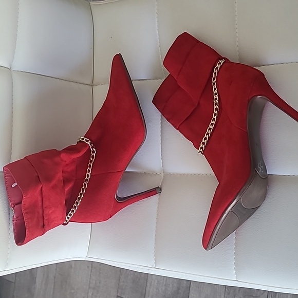 MARC FISHER Danisa Red Faux Suede Gold Tone Chain Ankle Heeled Boots SIZE: 6.5 - Picture 4 of 4